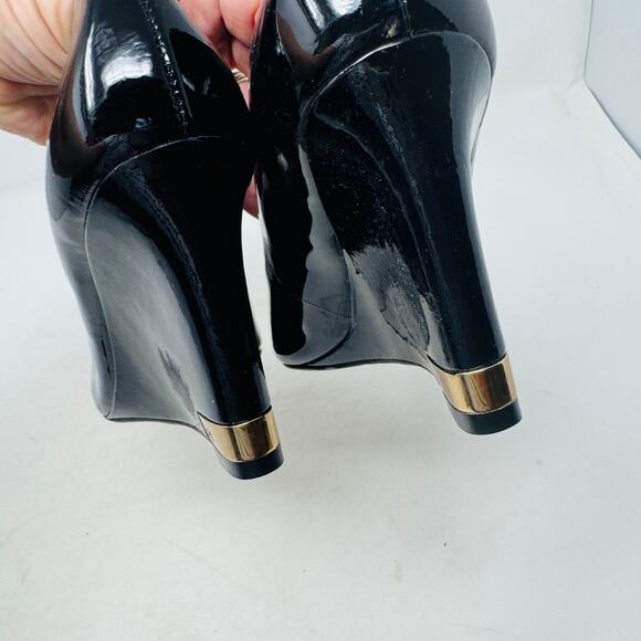 Tory Burch Black Patent Leather Wedge Heels Size 7 Logo Detail - Picture 8 of 14